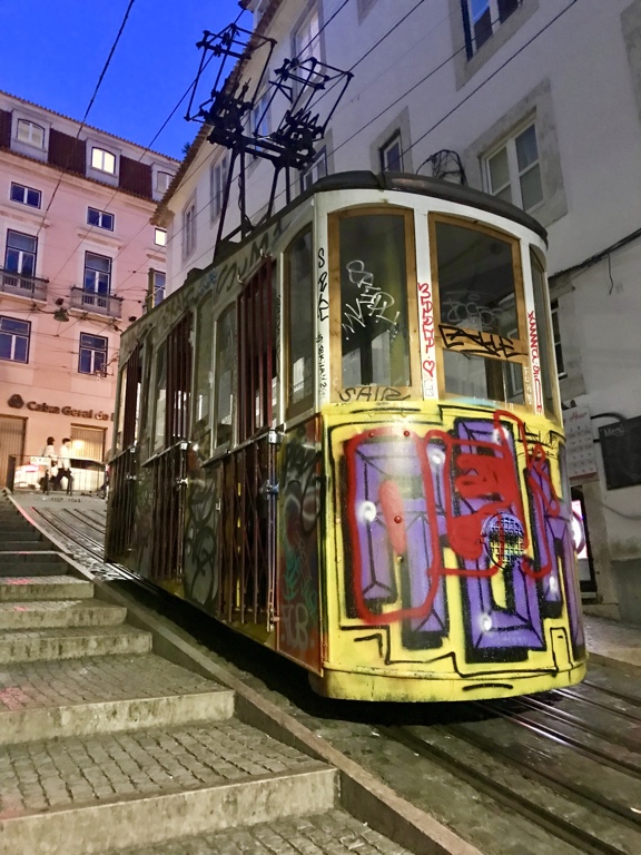 Lissabon-Lisbon-Portugal-Straßenbahn