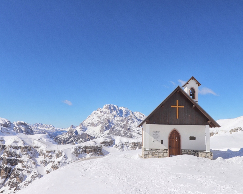 3-Zinnen-Tre-Cima-Di-lavaredo-dolomiti-winter-schneeschuhtour-buchen-rebeccaontheroof-kapelle-2- Cappella degli Alpini